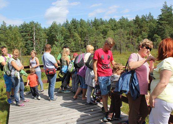 Uczestnicy warsztatów z Kłodawy podczas podziwiania torfowiska we Wdzydzkim Parku Krajobrazowym.