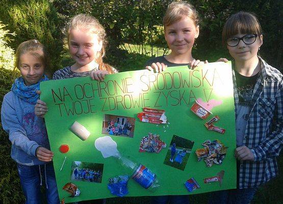 Uczennice Szkoły Podstawowej z Kłodawy przygotowały plakat promujący akcję „Sprzątania świata.”