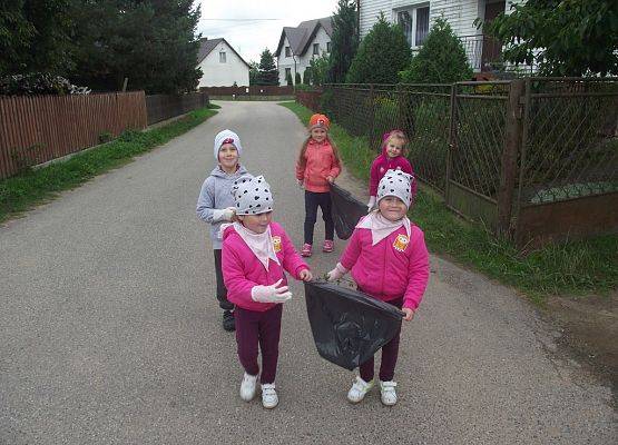 Najmłodsi uczniowie szkoły Podstawowej w Czapiewicach również włączyli się do akcji „Sprzątania świata”.