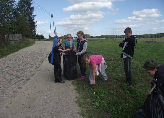 Droga do szkoły uwolniona z odpadów. Uczniowie Szkoły Podstawowej w Czapiewicach.