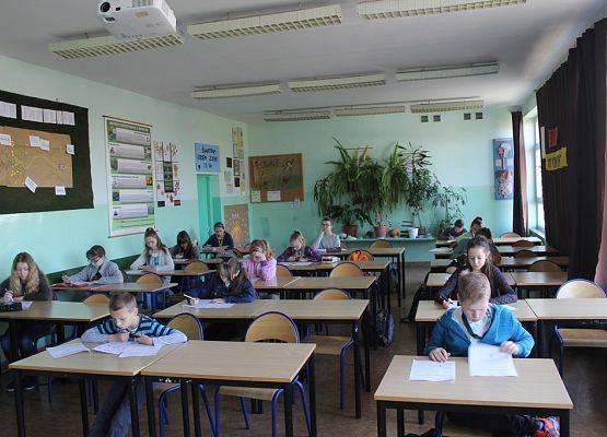Uczniowie Szkoły Podstawowej nr 7 w Chojnicach w czasie pisania testu.
