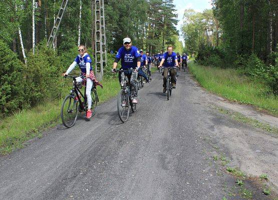 Grupa rowerowa z Brus z przewodnikiem Tomaszem Orzłowskim.