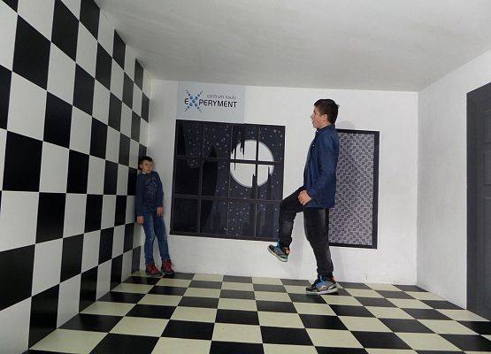 Zwiedzanie interaktywnej wystawy w Centrum Nauki Experyment w Gdyni.