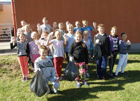 Klasa IV ze Szkoły Podstawowej w Czyczkowach w czasie akcji Sprzątanie Świata 2016.