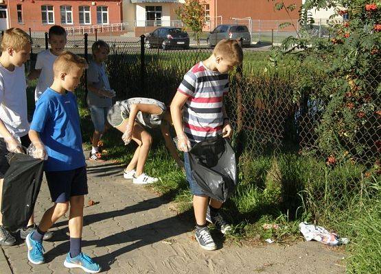 Klasa V ze Szkoły Podstawowej w Czyczkowach w czasie akcji Sprzątanie Świata 2016.