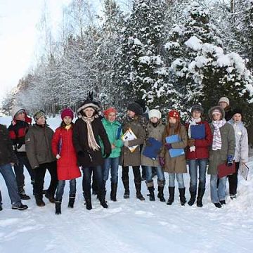 Grafika Śnieżna zima jest idealną porą dla tropicieli śladów zwierząt