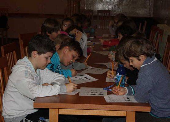 Młodzież z Charzyków podczas rozwiązywania kart pracy grafika