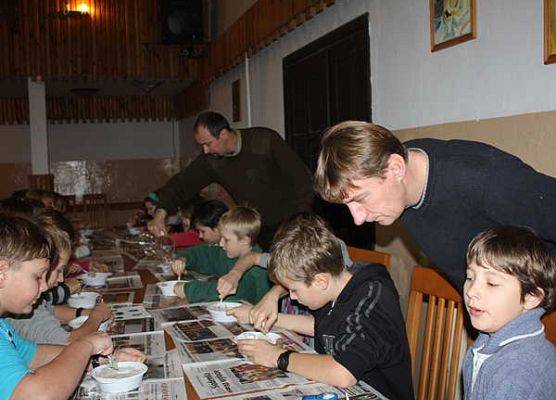Dzieci z Charzyków podczas wykonywania gipsowej masy grafika