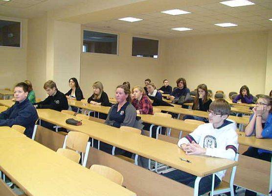 Gimnazjaliści z Chojnic rozwiązywali test w sali wykładowej Politechniki Koszalińskiej w Chojnicach grafika