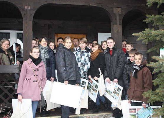 Uczestnicy etapu parkowego XI konkursu przed siedzibą ZPK w Charzykowach grafika