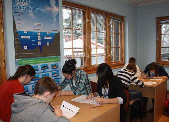 Podczas rozwiązywania testu w sali edukacyjnej Jeziora Charzykowskiego w siedzibie ZPK w Charzykowach grafika