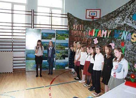 Uczniowie klasy IV SP Charzykowy podczas inscenizacji promującej krajobrazy Pomorza grafika