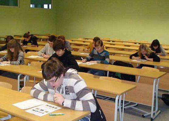 Uczniowie z Chojnic rozwiązywali test w Gimnazjum Akademickim przy Politechnice Koszalińskiej grafika