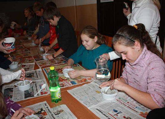 Uczniowie SP 1 w Chojnicach podczas wykonywania gipsowych odcisków tropów grafika