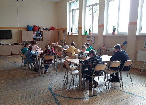 Uczniowie ze Szkoły Podstawowej w Charzykowach w czasie rozwiązywania testu.