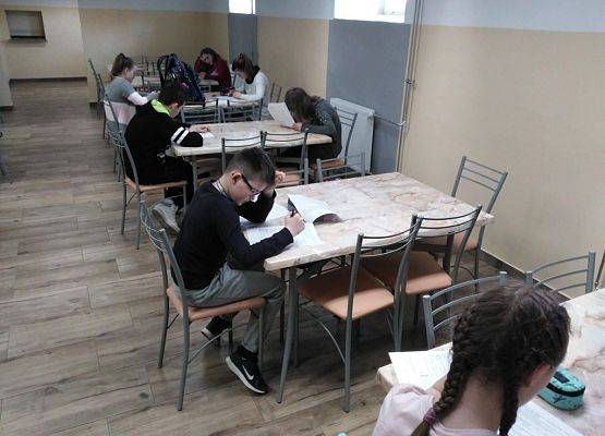 Uczniowie ze Szkoły Podstawowej w Pawłowie w czasie rozwiązywania testu.