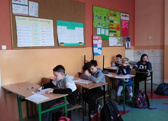 Uczniowie ze Szkoły Podstawowej w Wielkich Chełmach w czasie rozwiązywania testu.