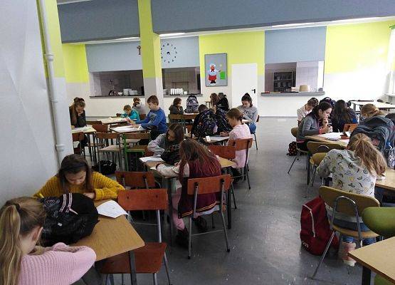 Uczniowie ze Szkoły Podstawowej nr 1 w Brusach w czasie pisania testu.