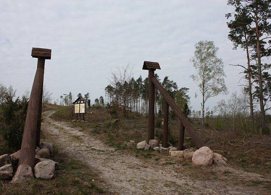 Odtworzona brama wejściowa na ścieżkę kulturową Kręgi Kamienne w Leśnie