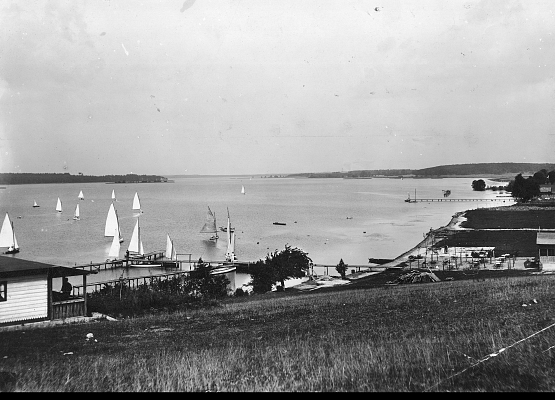 Jachty podczas regat na jeziorze Charzykowskim. Na pierwszym planie widoczna przystań – 1928 r. Źródło: Narodowe Archiwum Cyfrowe