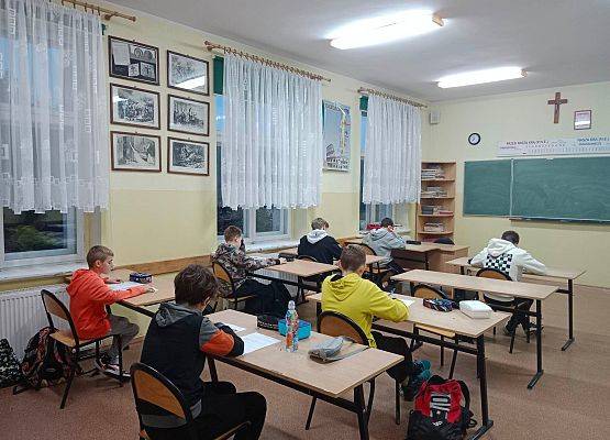 Uczniowie Szkoły Podstawowej  w Swornegaciach, podczas rozwiązywania testu. Fot. Dorota Krzoska