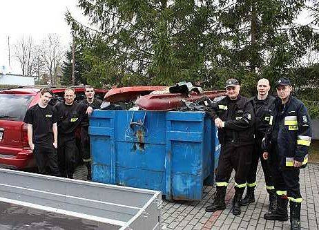 W Charzykowach zebrano pełen konterer śmieci. grafika