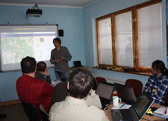 Mieczysław Kunz prezentujący techniki wykorzystania GIS przy inwentaryzacji przyrodniczej.