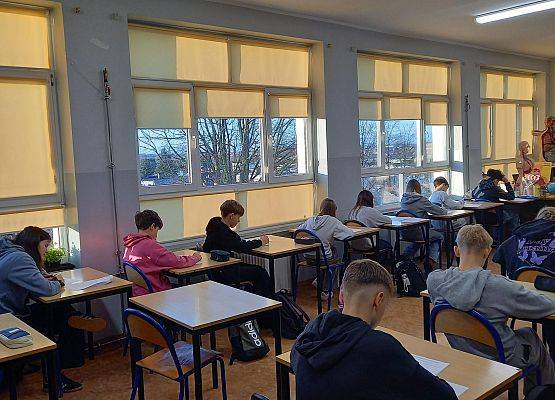 Uczestnicy konkursu ze Szkoły Podstawowej nr 7 w Chojnicach (fot. G. Jaszewska) Sala lekcyjna. Zdjęcie zrobione z tyłu klasy. Przy stolikach uczniowie rozwiązujący test.