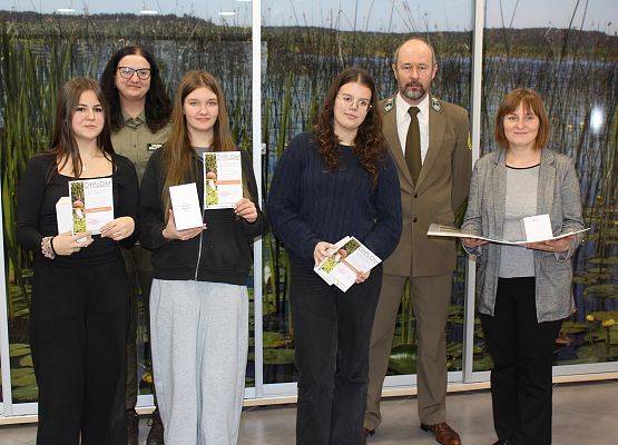 Reprezentacja ze Szkoły Podstawowej w Kłodawie Uczniowie z nagrodami i dyplomami oraz nauczyciel i przedstawiciele ZPK.