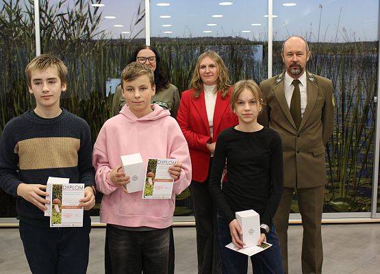 Reprezentacja ze Szkoły Podstawowej w Swornegaciach Uczniowie z nagrodami i dyplomami oraz nauczyciel i przedstawiciele ZPK.