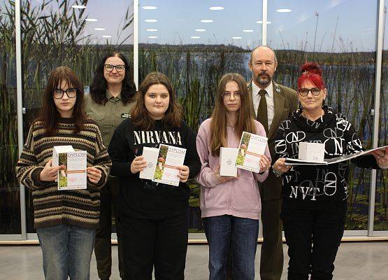 Reprezentacja ze Szkoły Podstawowej w Kosobudach Uczniowie z nagrodami i dyplomami oraz nauczyciel i przedstawiciele ZPK.