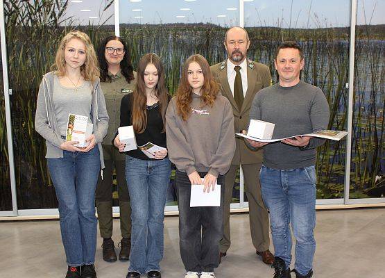 Reprezentacja z Zespołu Szkół Publicznych w Konarzynach Uczniowie z nagrodami i dyplomami oraz nauczyciel i przedstawiciele ZPK.