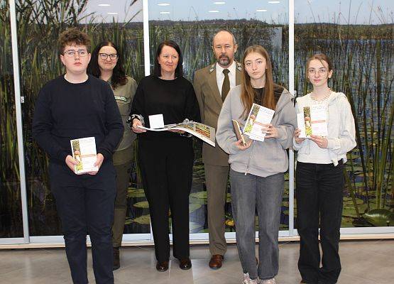 Reprezentacja ze Szkoły Podstawowej w Leśnie Uczniowie z nagrodami i dyplomami oraz nauczyciel i przedstawiciele ZPK.