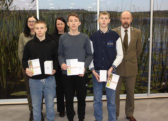 Reprezentacja ze Szkoły Podstawowej w Zalesiu Uczniowie z nagrodami i dyplomami oraz nauczyciel i przedstawiciele ZPK.