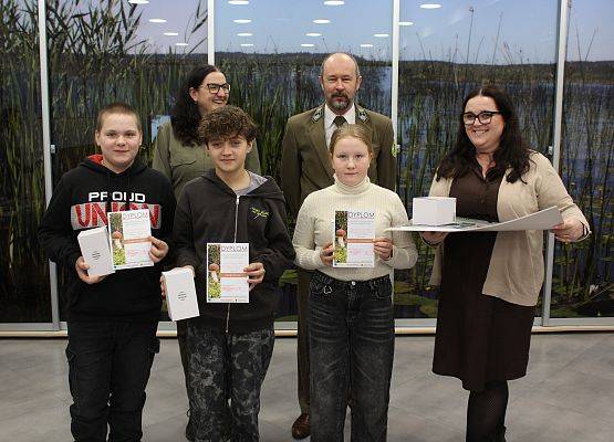 Reprezentacja ze Szkoły Podstawowej w Czyczkowach Uczniowie z nagrodami i dyplomami oraz nauczyciel i przedstawiciele ZPK.
