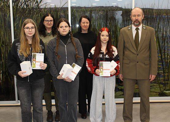 Reprezentacja ze Szkoły Podstawowej w Lubni Uczniowie z nagrodami i dyplomami oraz nauczyciel i przedstawiciele ZPK.