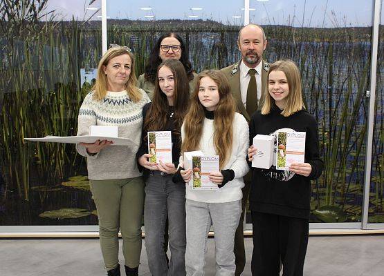 Reprezentacja ze Szkoły Podstawowej nr 2 w Brusach Uczniowie z nagrodami i dyplomami oraz nauczyciel i przedstawiciele ZPK.