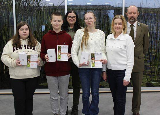 Reprezentacja ze Szkoły Podstawowej nr 1 w Brusach Uczniowie z nagrodami i dyplomami oraz nauczyciel i przedstawiciele ZPK.