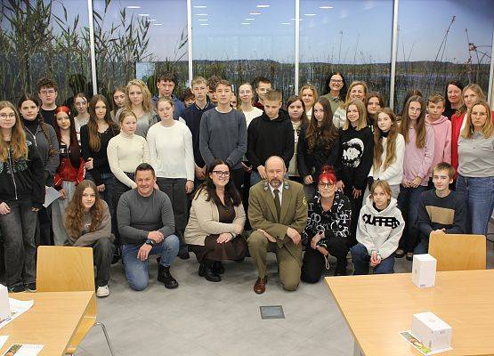 Uczestnicy etapu gminnego konkursu „Poznajemy Parki Krajobrazowe Polski” Zdjęcie zbiorowe uczestników etapu gminnego konkursu „Poznajemy Parki Krajobrazowe Polski”