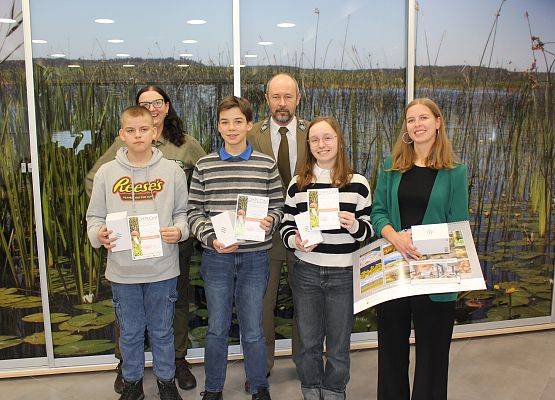 Reprezentacja ze Szkoły Podstawowej nr 1 w Chojnicach Uczniowie z nagrodami i dyplomami oraz nauczyciel i przedstawiciele ZPK.