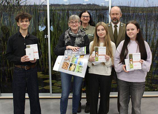 Reprezentacja ze Szkoły Podstawowej nr 7 w Chojnicach Uczniowie z nagrodami i dyplomami oraz nauczyciel i przedstawiciele ZPK.