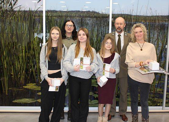 Reprezentacja ze Szkoły Podstawowej nr 8 w Chojnicach Uczniowie z nagrodami i dyplomami oraz nauczyciel i przedstawiciele ZPK.