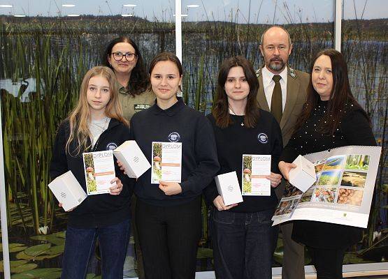 Reprezentacja z Katolickiej Szkoły Podstawowej w Chojnicach Uczniowie z nagrodami i dyplomami oraz nauczyciel i przedstawiciele ZPK.