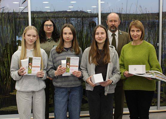 Reprezentacja ze Szkoły Podstawowej w Pawłowie Uczniowie z nagrodami i dyplomami oraz nauczyciel i przedstawiciele ZPK.