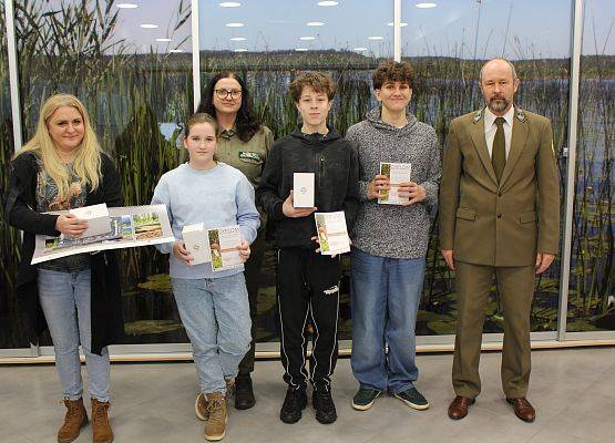 Reprezentacja ze Szkoły Podstawowej w Nowej Cerkwi Uczniowie z nagrodami i dyplomami oraz nauczyciel i przedstawiciele ZPK.