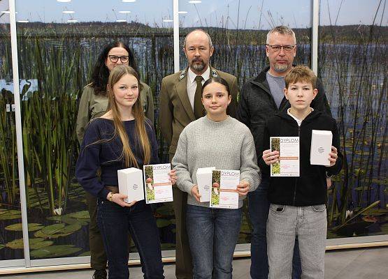 Reprezentacja ze Szkoły Podstawowej w Ogorzelinach Uczniowie z nagrodami i dyplomami oraz nauczyciel i przedstawiciele ZPK.