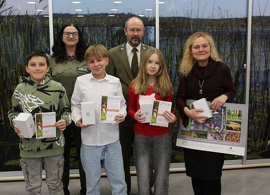 Reprezentacja ze Szkoły Podstawowej w Silnie Uczniowie z nagrodami i dyplomami oraz nauczyciel i przedstawiciele ZPK.