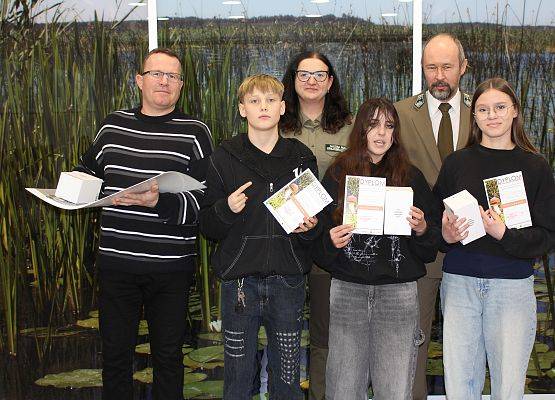 Reprezentacja ze Szkoły Podstawowej w Charzykowach Uczniowie z nagrodami i dyplomami oraz nauczyciel i przedstawiciele ZPK.