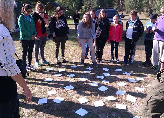 Uczniowie z Gimnazjum w Silnie podczas gry w ,,ptasie karty pamięci”