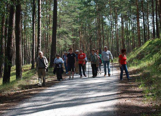 Grupa z miasta i gminy Brusy w trakcie spaceru po Zaborskim Parku Krajobrazowym